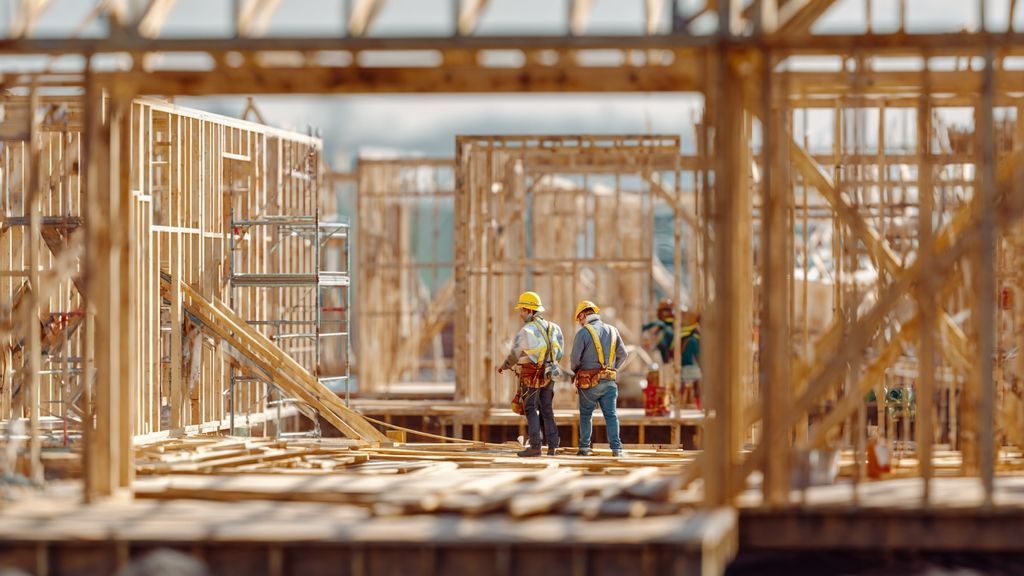 Quelles garanties et assurances sont comprises dans un devis maison ossature bois clé en main ?